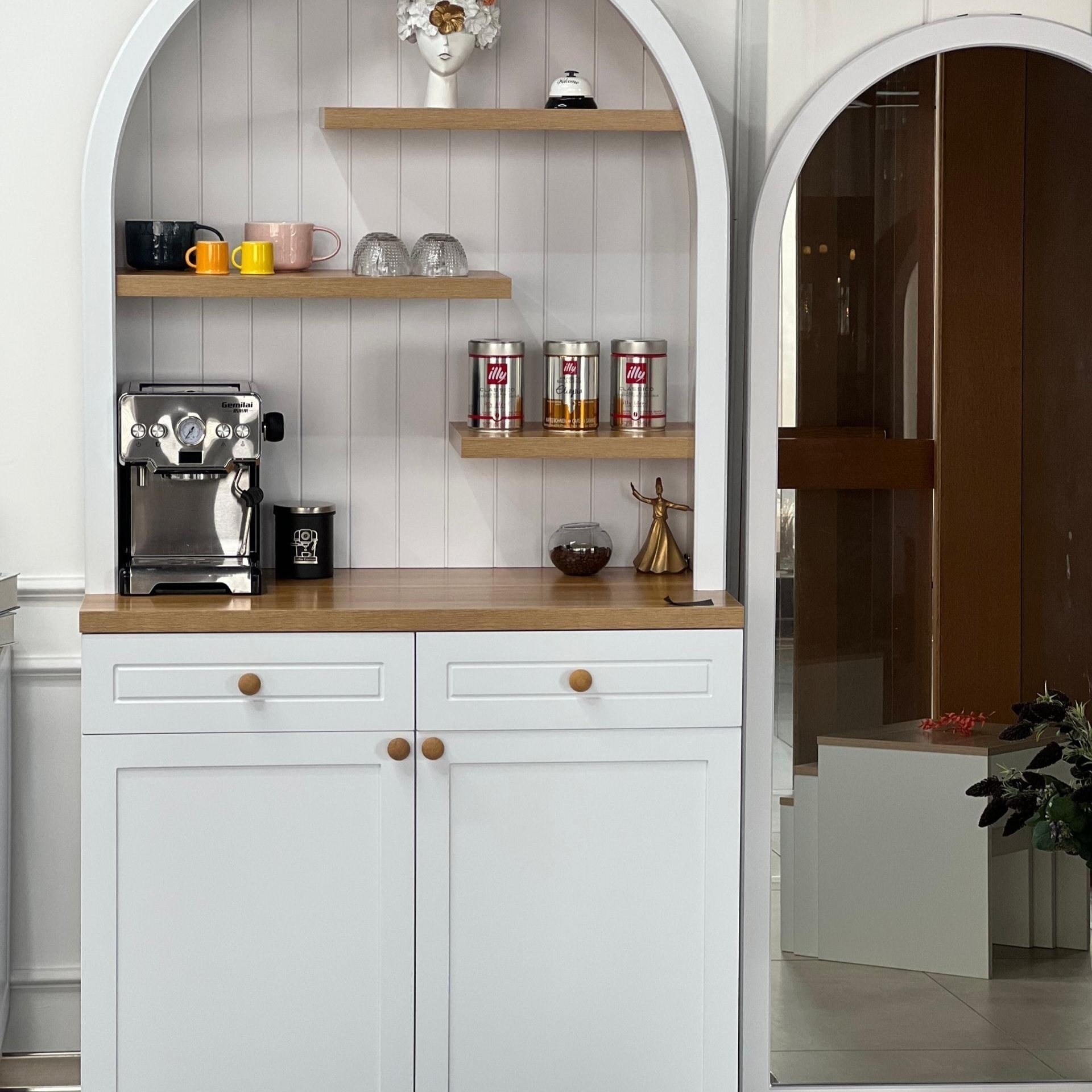 کافی بار نئوکلاسیک طهران